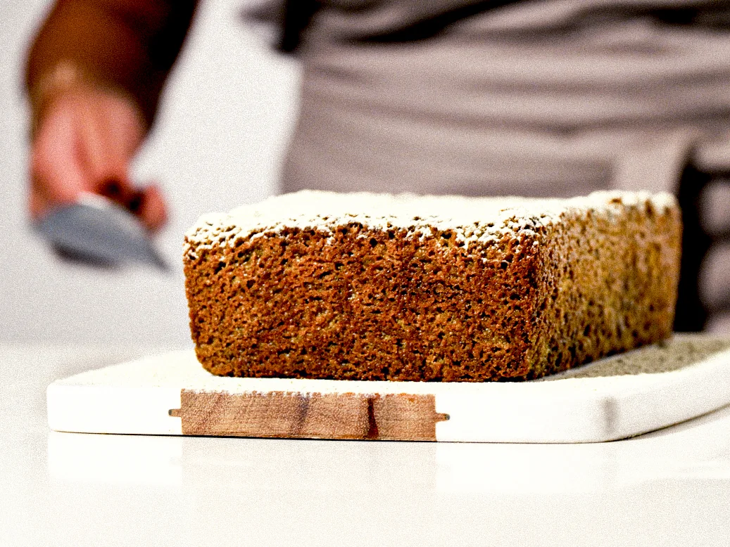 Panqué rectangular con cobertura blanca sobre una tabla.