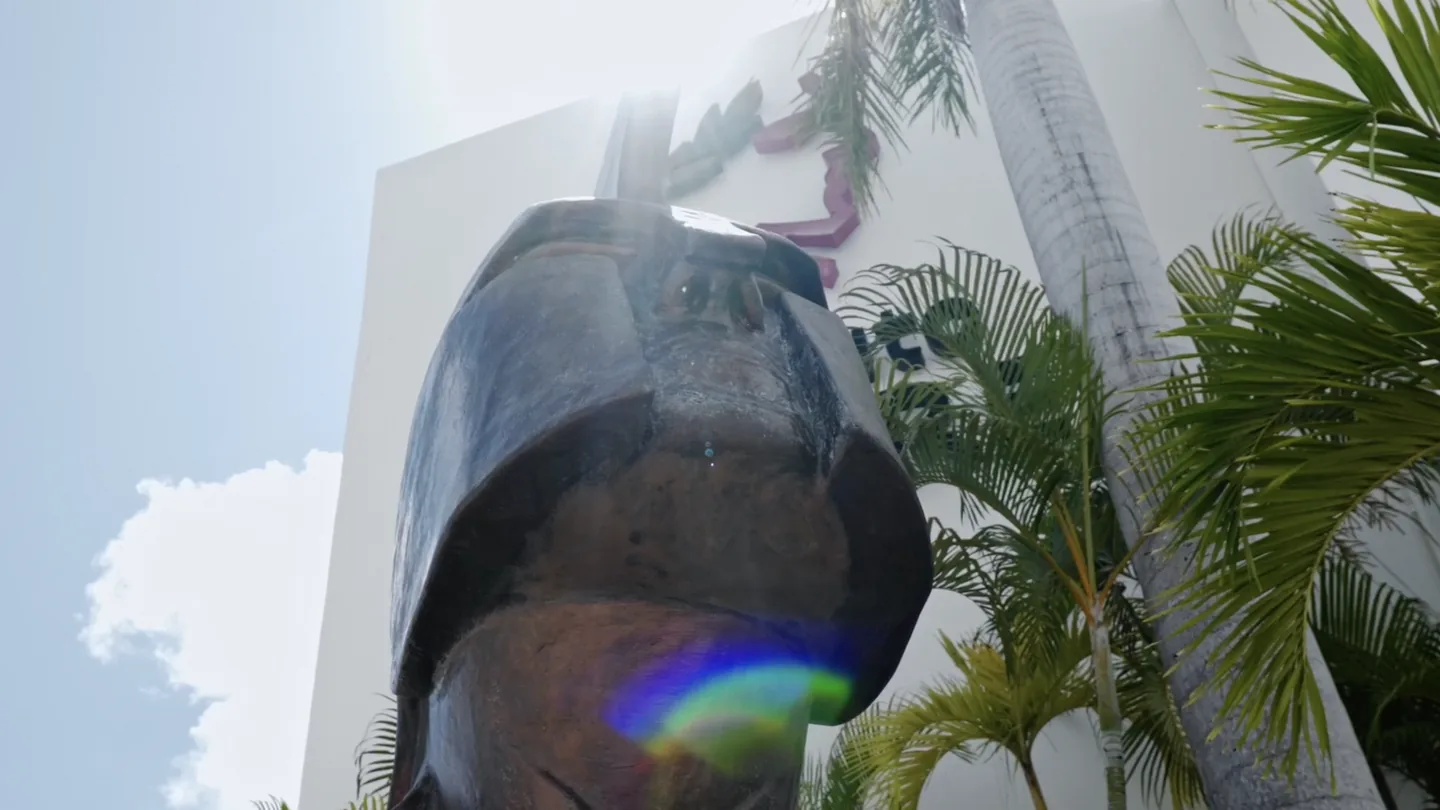 Contrapicado del casco monumental de César contra el cielo y palmeras.