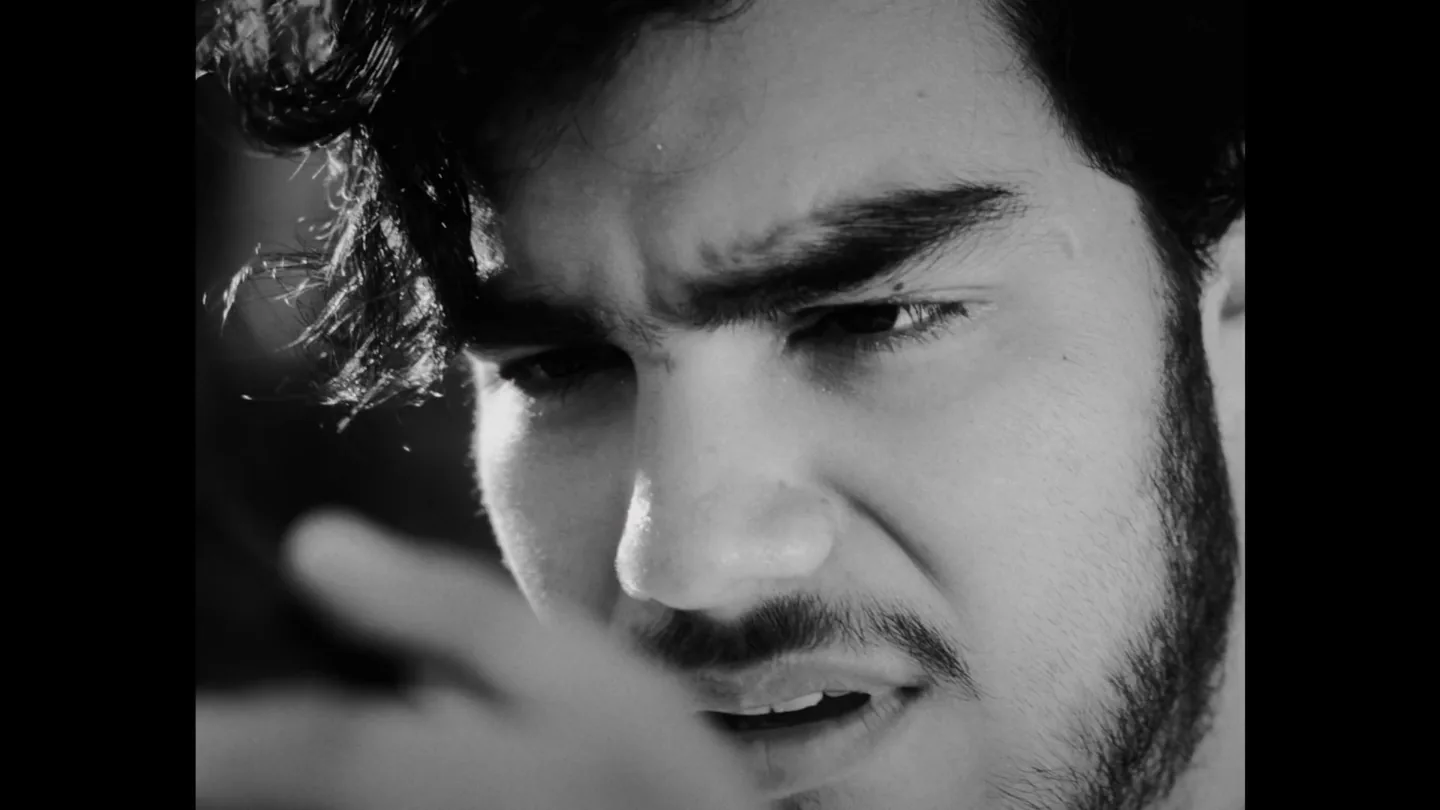 Primer plano en blanco y negro de Rafael con la mirada intensa.