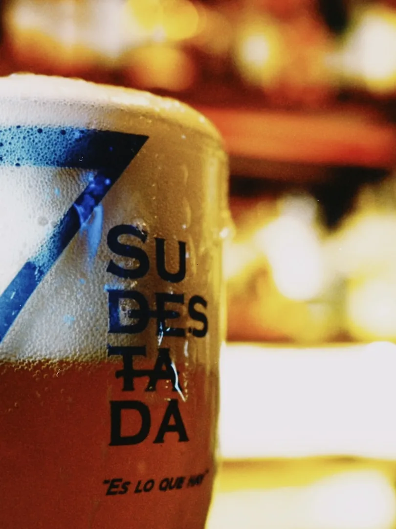 Vaso de cerveza Sudestada con condensación y el logotipo del 7.