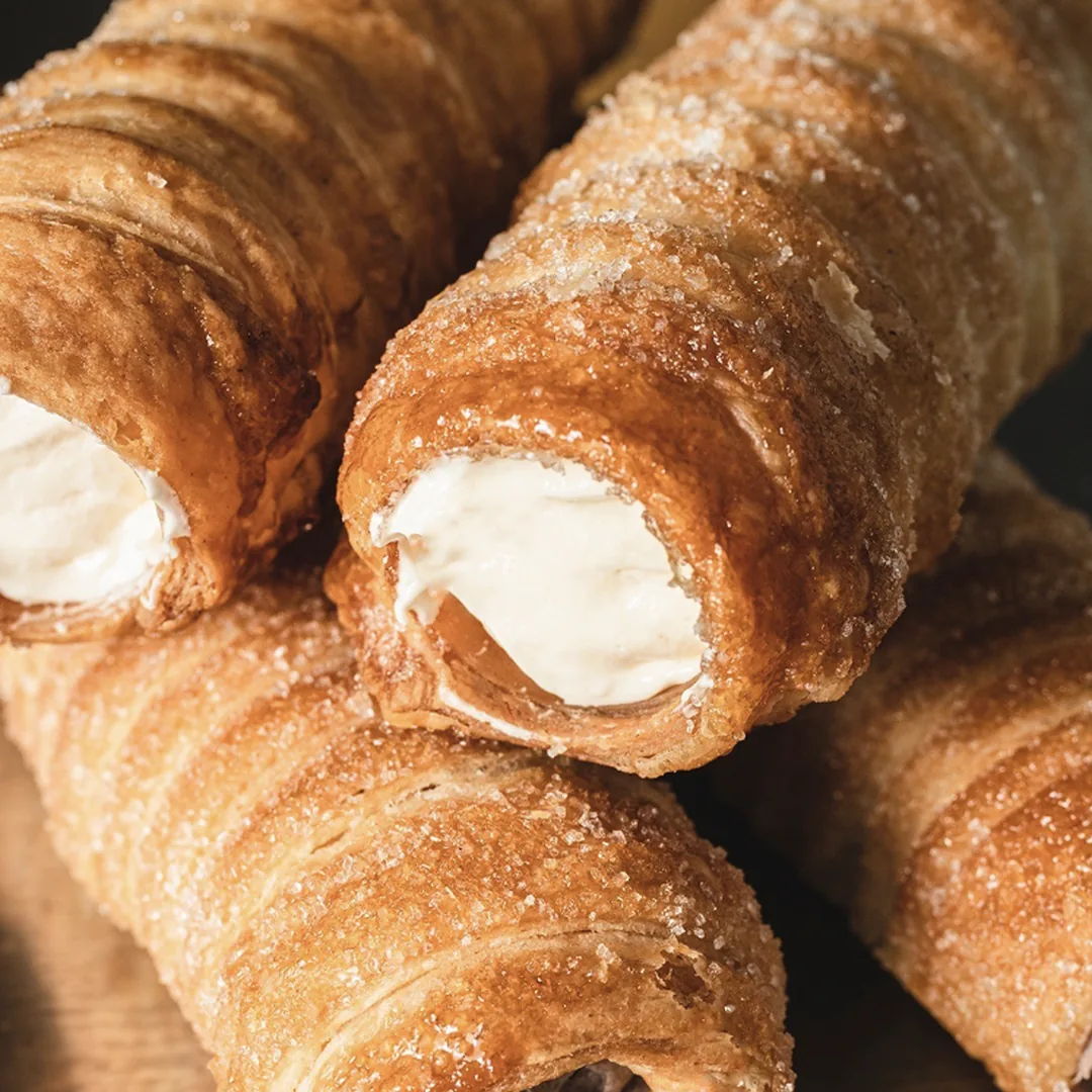 Cañones de crema pastelera espolvoreados con azúcar.
